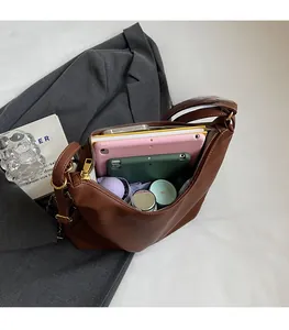 Interno spazioso della borsa hobo in pelle marrone con spazio per iPad e accessori