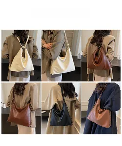 Dettagli della borsa tote multicolore con catena metallica e logo in rilievo