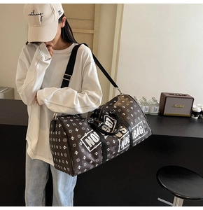 Dettaglio di una borsa da viaggio capiente con motivi floreali e scritte moderne