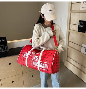 Dettaglio della borsa da viaggio rossa con motivo a stelle e tracolla regolabile