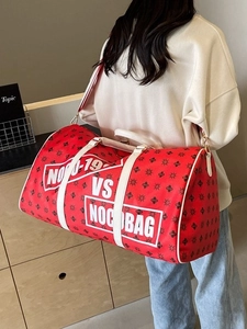 Grande borsa da viaggio rossa stile Boston con scritte bianche e tracolla regolabile