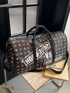 Borsa da viaggio capiente in pelle marrone scuro con motivi e tracolla regolabile