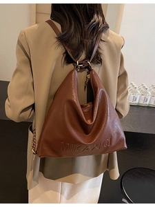 Borsa a Spalla Hobo in Pelle PU Grande Capacità per Donna Borsa Tote con Lettere Goffrate Catena in Metallo Borsa a Tracolla