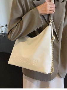 Borsa tote minimalista in pelle bianco crema con logo a rilievo e tracolla a catena