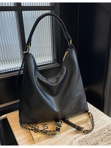 Grande borsa tote nera con logo MIKAXIQI e tracolla a catena in metallo dorato