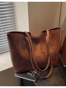Classic brown large capacity tote bag with vintage texture and top zipper for commuting