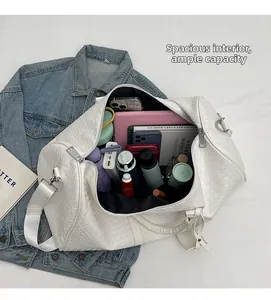 Vista interna di una borsa da viaggio bianca intrecciata con grande capacità per oggetti