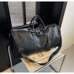Dettaglio della borsa da viaggio in pelle intrecciata nera con tracolla regolabile
