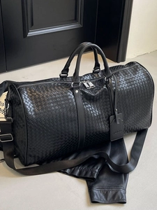 Grande borsa da viaggio in pelle intrecciata nera con manici tondi e tracolla rimovibile