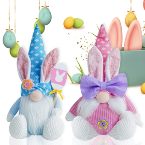 Detalle de gnomos de Pascua de punto con orejas de conejo y accesorios festivos
