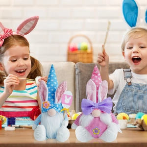 Detalle de gnomos de Pascua azul y rosa con orejas de conejo y gorros de punto decorativos