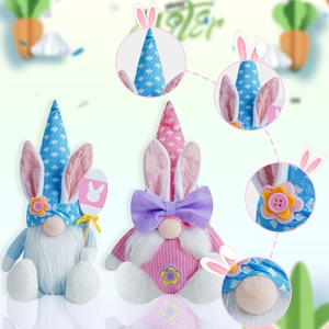 Set de gnomos de Pascua con orejas de conejo y flores en tejido de punto azul y rosa