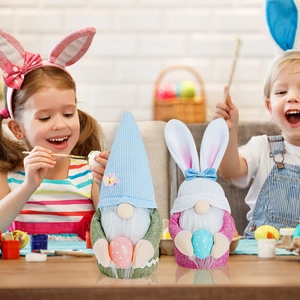 Détail du lot de nains de Pâques en peluche avec oreilles de lapin et œufs à pois festifs