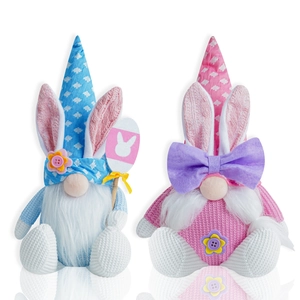 Detalle de los gnomos de Pascua azul y rosa con orejas de conejo y adornos de lazo