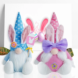 Detalle de gnomos de Pascua azul y rosa con orejas de conejo y botones florales
