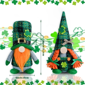 Coppia di gnomi per San Patrizio con cappelli a trifoglio verde e barbe arancioni