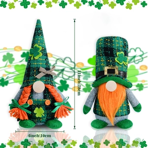 Dettaglio di gnomi di San Patrizio con cappelli a quadri verdi e decori a trifoglio