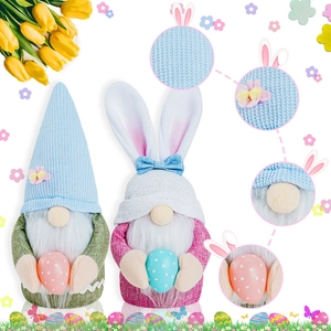 Vue détaillée montrant les textures en peluche et les motifs d'œufs de Pâques des nains