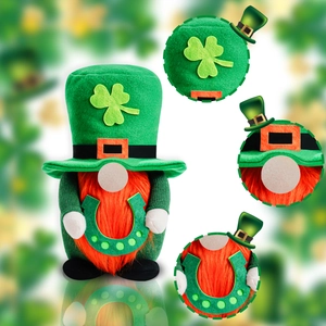 Détails d'un gnome de la Saint-Patrick avec chapeau à trèfle et barbe orange
