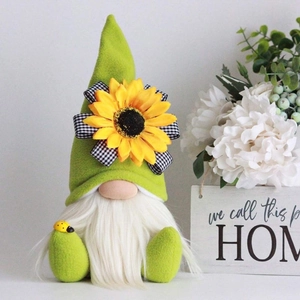 Detail von Sonnenblumen-Gnom-Plüsch mit weißem Bart und süßem Marienkäfer-Akzent