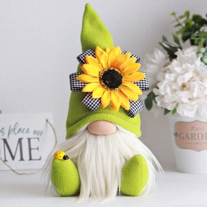 Nahaufnahme der Zwergenpuppe mit Sonnenblume, Marienkäfer-Detail und karierter Schleife