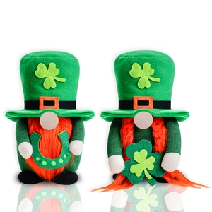 Détail de gnomes de la Saint-Patrick avec trèfle vert et ornements de fer à cheval