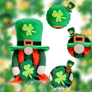 Détail d'un gnome de la Saint-Patrick avec chapeau vert, barbe rousse et trèfle en feutre