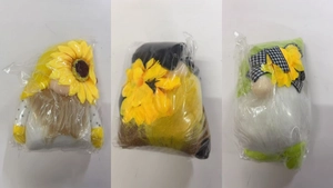 Detailansicht von drei Sonnenblumen-Gnomen mit weichem Plüsch und gelben Blumen-Elementen