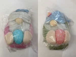 Détail de l'ensemble de gnomes de Pâques en peluche avec chapeaux tricotés et œufs colorés