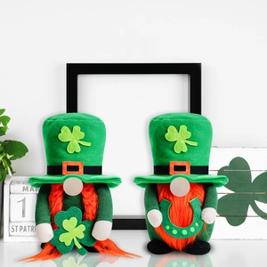 Paire de gnomes pour la Saint-Patrick avec trèfle vert et fer à cheval doré décoratif