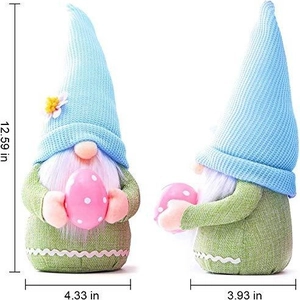 Gnome de Pâques en peluche avec œuf rose et détails de dimensions pour la décoration