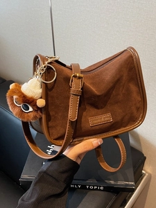 Sac Bandoulière Rétro en Cuir PU pour Femmes Mode Texture Givrée Sac Hobo Demi-Lune Avec Pendentif Monstre en Peluche