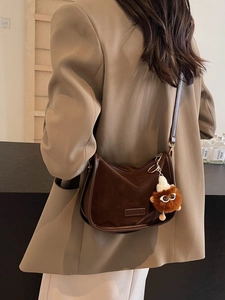 Sac bandoulière en daim marron en forme de lune avec breloque petit monstre peluche