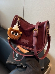 Sac bandoulière vintage bordeaux en texture suède avec un charmant monstre en peluche