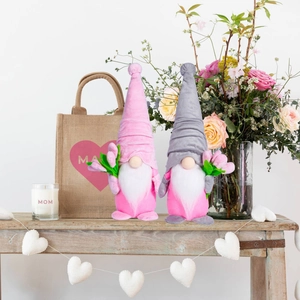 Détail de gnomes de fête des mères avec tulipes roses et accessoires décoratifs doux