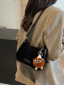 Sac bandoulière vintage noir en daim avec un pendentif peluche mignon et tendance