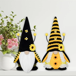 Dettaglio di due gnomi ape con girasoli e decorazioni in maglia per arredo domestico