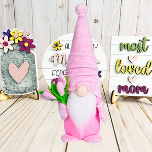 Gnome rose de fête des mères avec tulipes en tissu sur un fond en bois clair naturel
