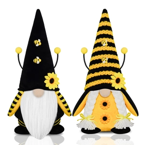 Coppia di gnomi per la festa delle api con girasoli e cappelli a strisce casa