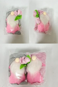 Détail de gnomes en peluche pour la fête des mères avec tulipes en emballage plastique