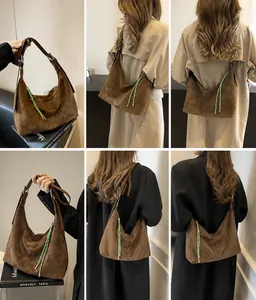 Détails du grand sac cabas bordeaux et café foncé avec pendentif en corde verte