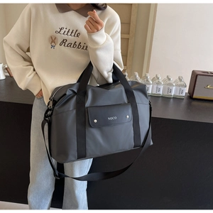 Dettaglio della borsa da viaggio grigia con tasca a patta e tracolla regolabile rimovibile