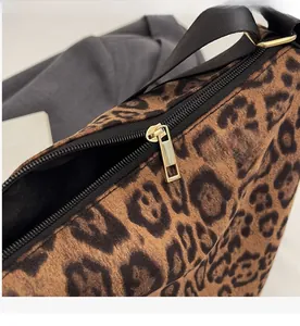 Makro-Detail der Leopard-Tasche mit glattem Reißverschluss und goldenem Metall-Zuggriff