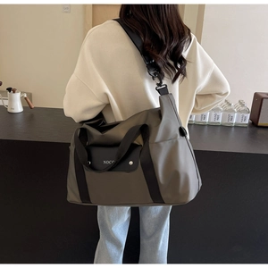 Grande borsa da viaggio impermeabile verde oliva con tasca NOCC e tracolla nera