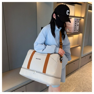 Détail du sac de voyage avec compartiment inférieur séparé en tissu oxford beige