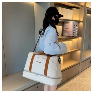 Détail du grand sac de voyage blanc avec compartiment chaussures et séparation humide