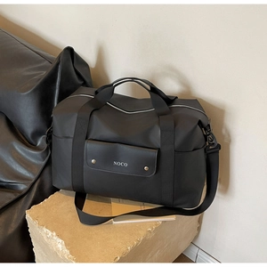 Dettaglio della borsa da viaggio nera in nylon impermeabile con logo NOCO e tracolla
