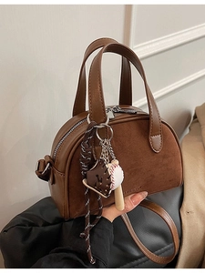 Bruine halve maan crossbody tas van PU-leder en suède met een baseball hanger charme
