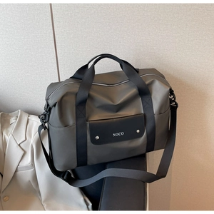 Dettaglio della grande borsa da viaggio grigia con tessuto impermeabile e logo NOCO bianco