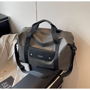Dettaglio della borsa da viaggio in nylon con logo NOCO e tasche laterali funzionali